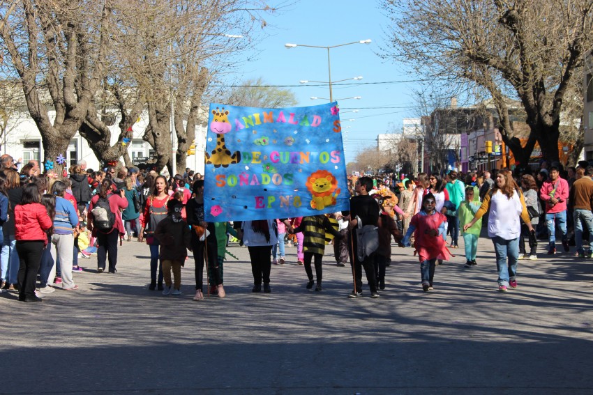 El desfile de la primavera congreg a ms de 40 instituciones