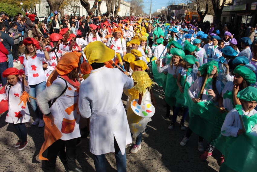 El desfile de la primavera congreg a ms de 40 instituciones