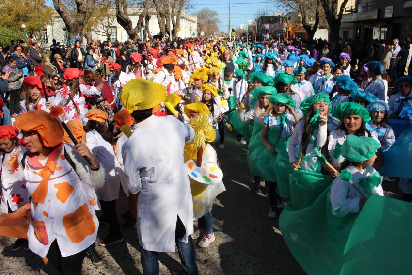 El desfile de la primavera congreg a ms de 40 instituciones