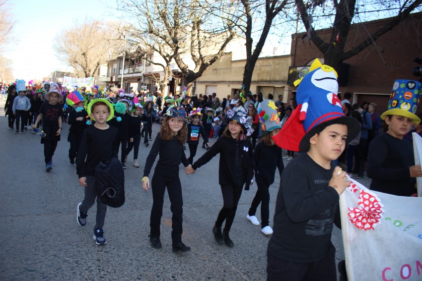 El desfile de la primavera congreg a ms de 40 instituciones