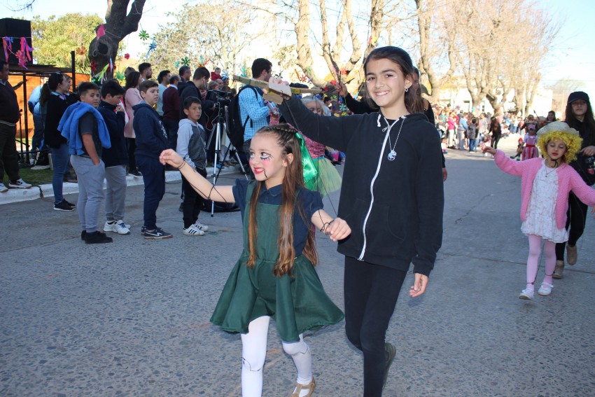 El desfile de la primavera congreg a ms de 40 instituciones