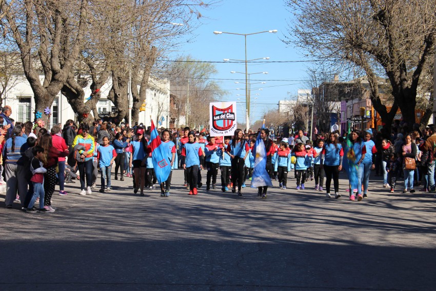 El desfile de la primavera congreg a ms de 40 instituciones