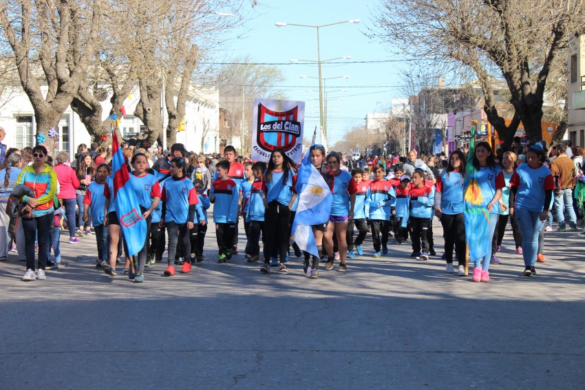 El desfile de la primavera congreg a ms de 40 instituciones