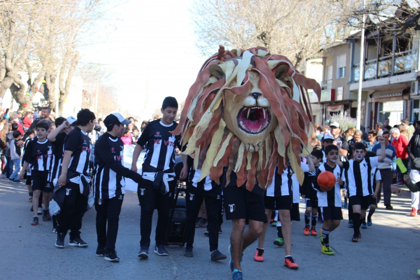 El desfile de la primavera congreg a ms de 40 instituciones