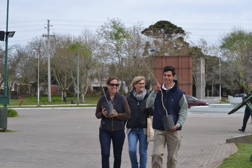 Alumnos y funcionarios plantaron árboles en el Paseo del Bicentenario