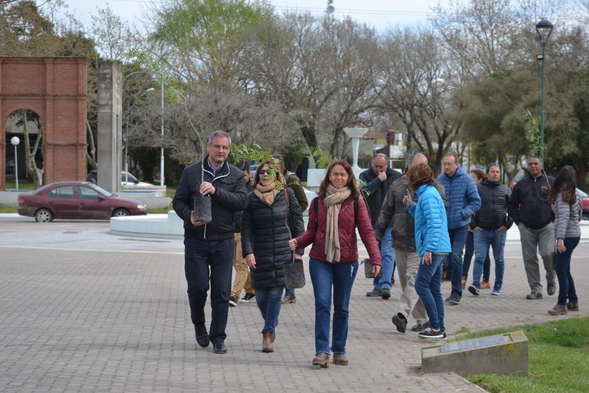 Alumnos y funcionarios plantaron árboles en el Paseo del Bicentenario
