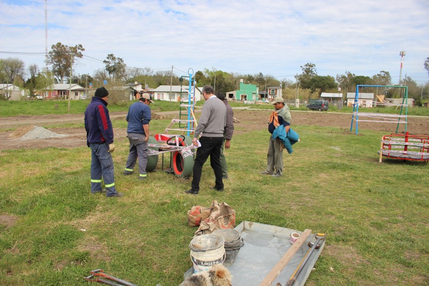 Instalaron juegos en la nueva plazoleta del barrio Belgrano