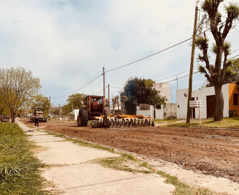 Contin�an los trabajos de preparaci�n de suelo para asfaltar nuevas cu