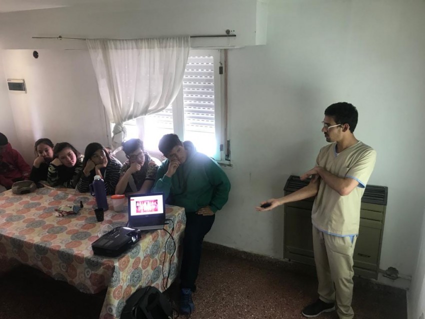 Brindaron una charla sobre salud bucodental en la Casa del Adolescente