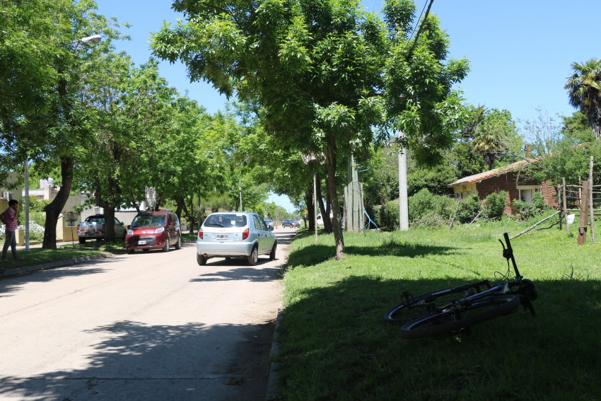 Un auto roz� una bicicleta y un menor fue trasladado al Hospital