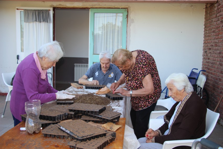 Los abuelos del hogar participaron de una jornada de huerta
