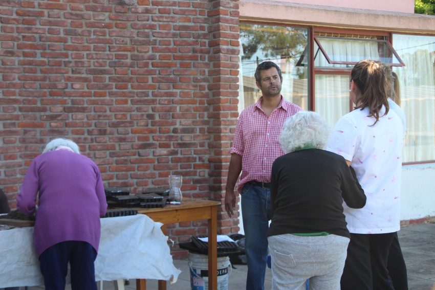 Los abuelos del hogar participaron de una jornada de huerta