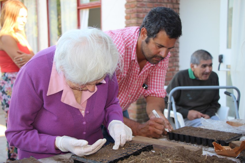 Los abuelos del hogar participaron de una jornada de huerta