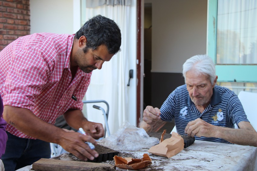 Los abuelos del hogar participaron de una jornada de huerta