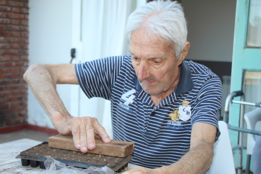 Los abuelos del hogar participaron de una jornada de huerta