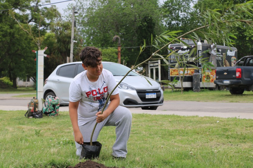 Plantaron 50 rboles en el predio de la estacin