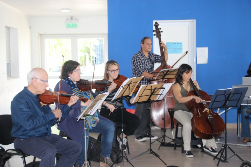Camerata sorprendi a los vecinos con un espectacular show