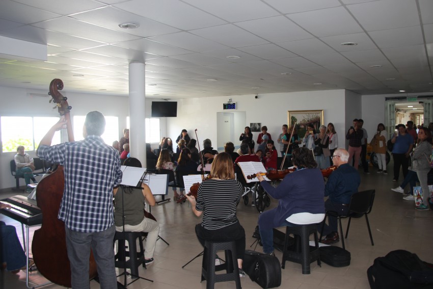 Camerata sorprendi a los vecinos con un espectacular show