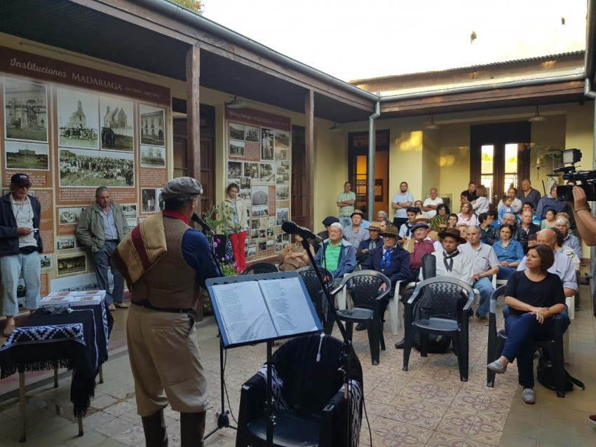 Daniel Caram present su libro rodeado de amigos en el Museo Histrico