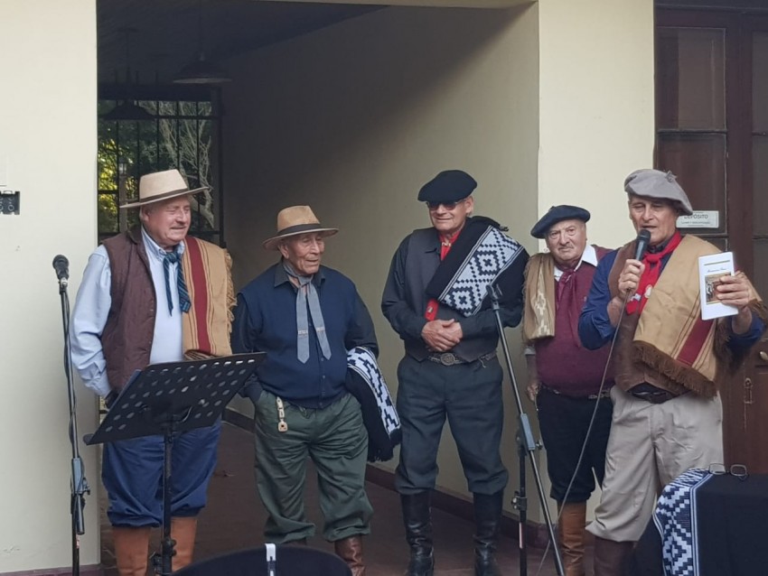 Daniel Caram present su libro rodeado de amigos en el Museo Histrico