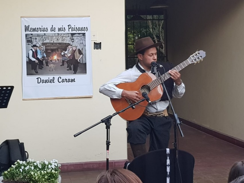 Daniel Caram present su libro rodeado de amigos en el Museo Histrico