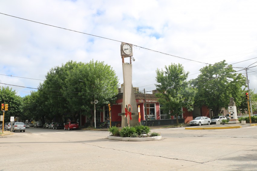 Personal municipal prepara la nueva ornamentacin navidea