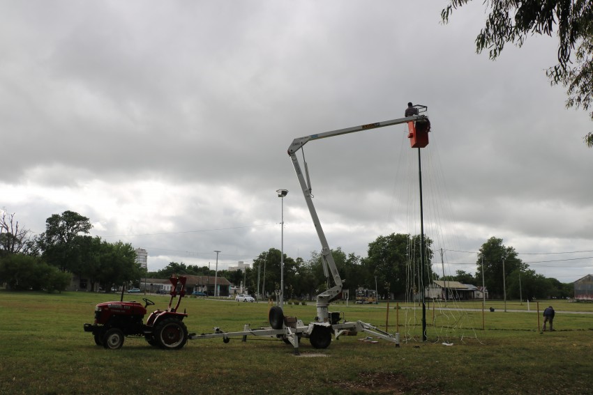 Personal municipal prepara la nueva ornamentacin navidea