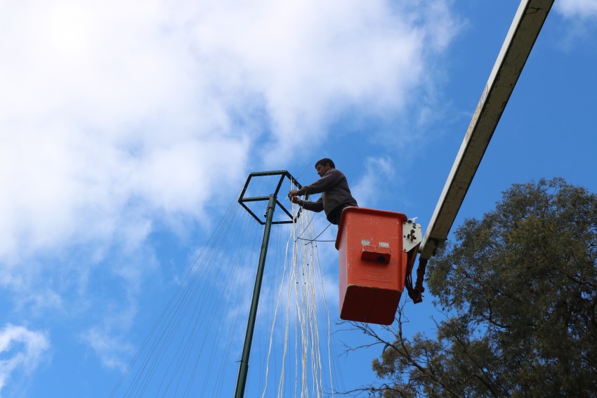 Personal municipal prepara la nueva ornamentacin navidea