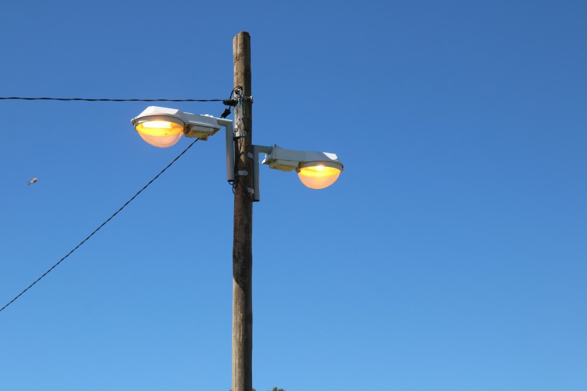 Colocaron nuevas luminarias en el predio de FAE