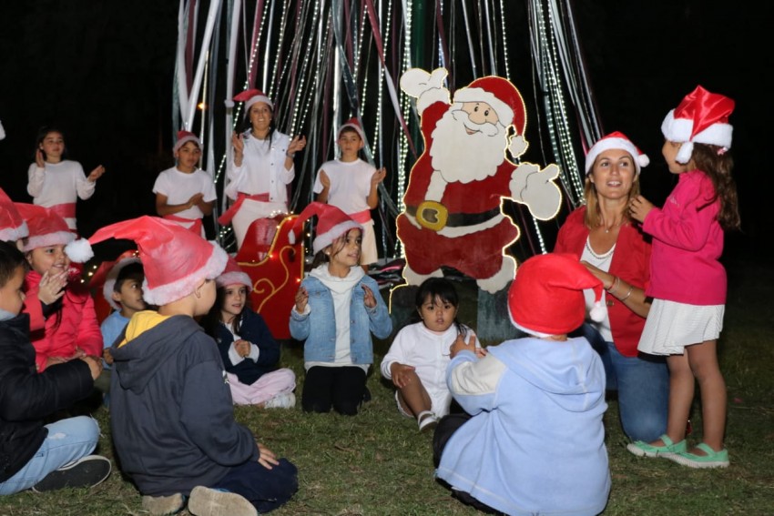 Se encendieron el arbolito y las luces ornamentales con motivo de las 