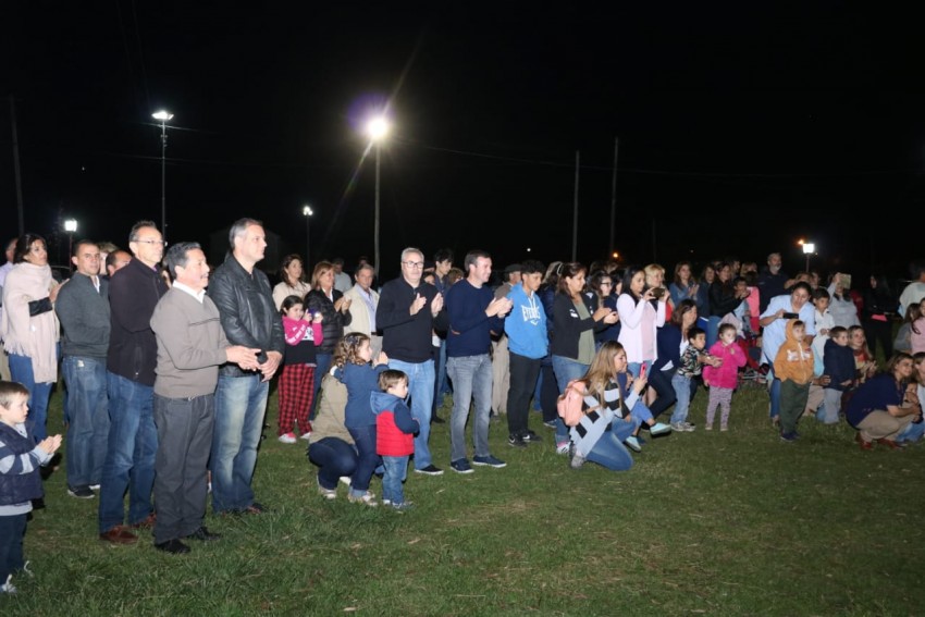 Se encendieron el arbolito y las luces ornamentales con motivo de las 