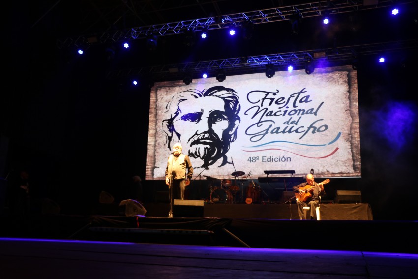 Humor, baile y canto para despedir la 48 edicin