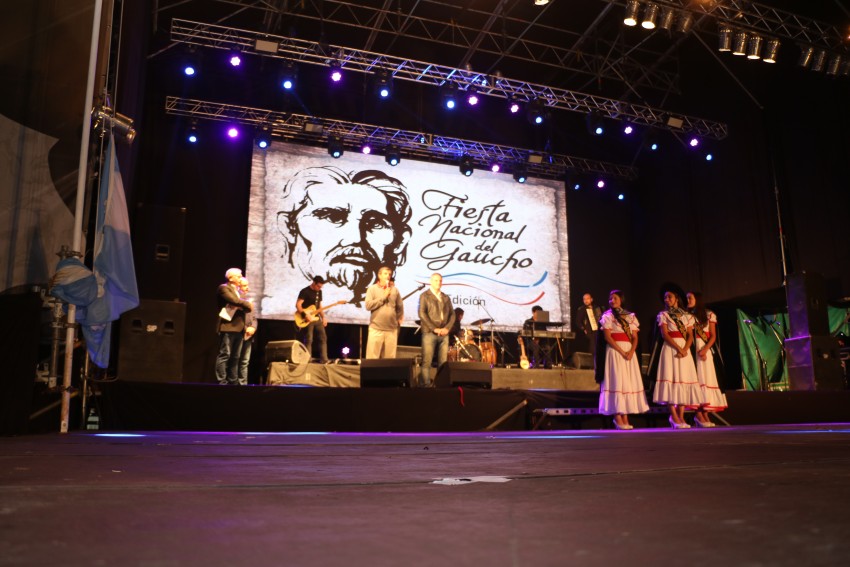 Humor, baile y canto para despedir la 48 edicin