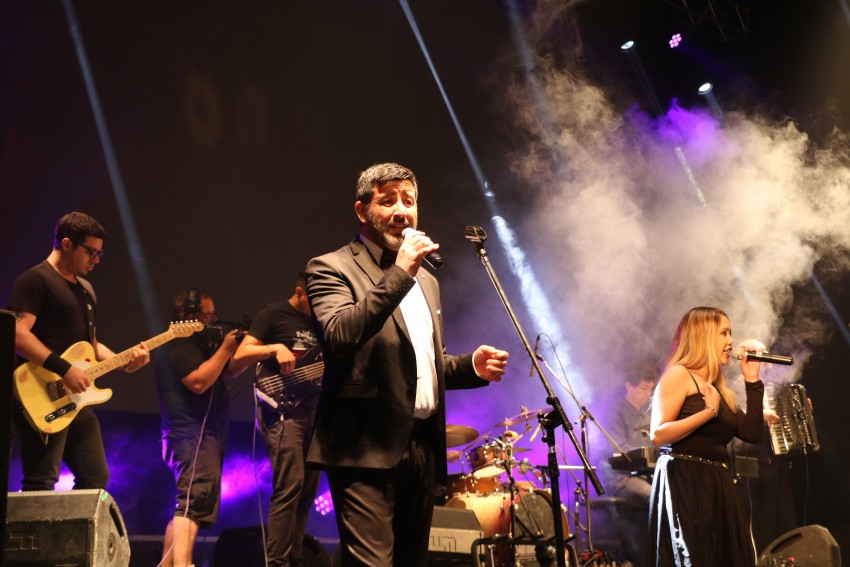 Humor, baile y canto para despedir la 48 edicin