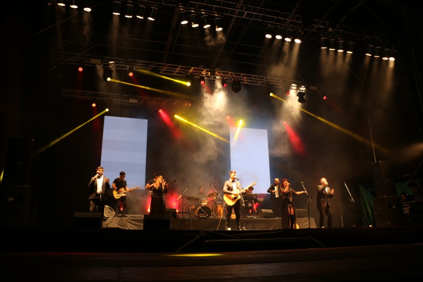 Humor, baile y canto para despedir la 48 edicin