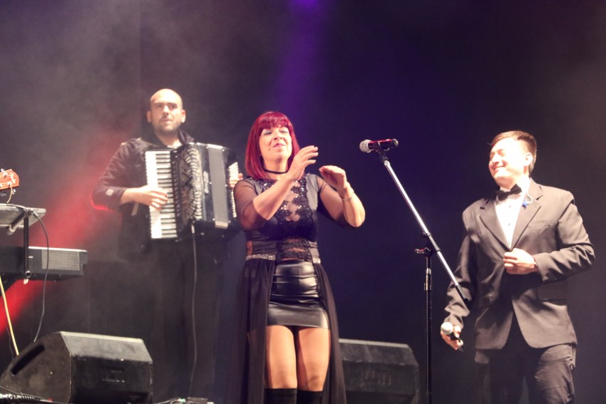 Humor, baile y canto para despedir la 48 edicin