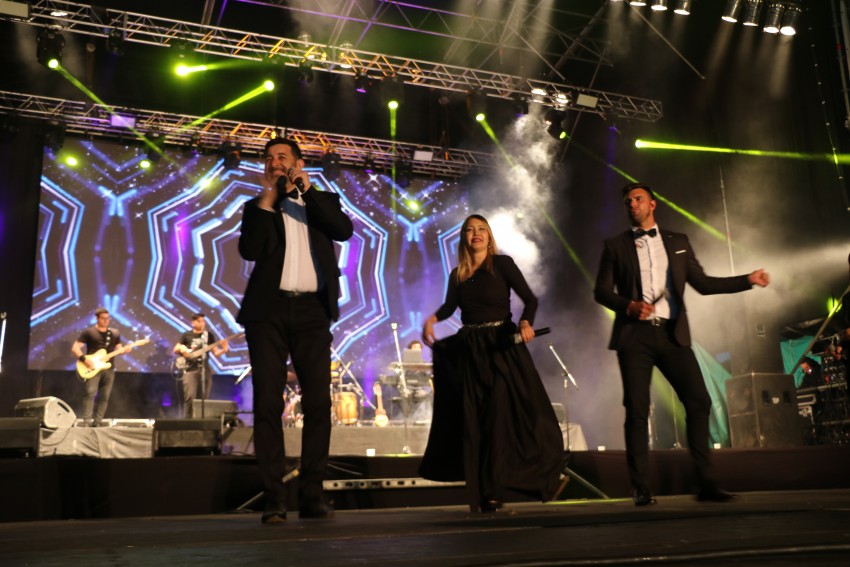 Humor, baile y canto para despedir la 48 edicin