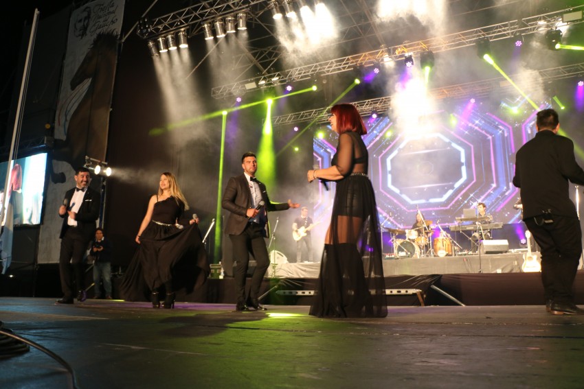 Humor, baile y canto para despedir la 48 edicin