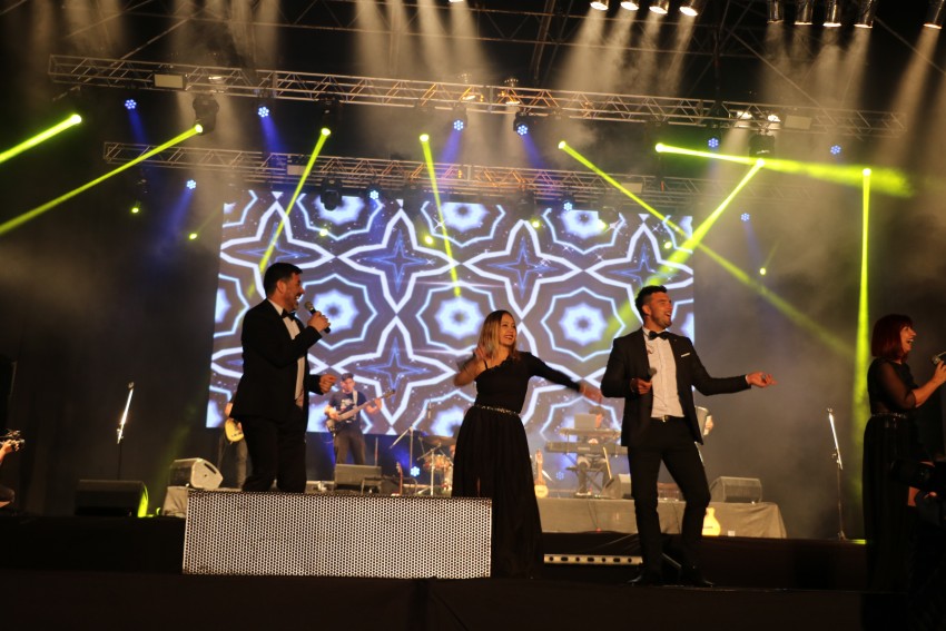 Humor, baile y canto para despedir la 48 edicin