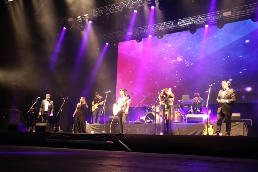 Humor, baile y canto para despedir la 48 edicin