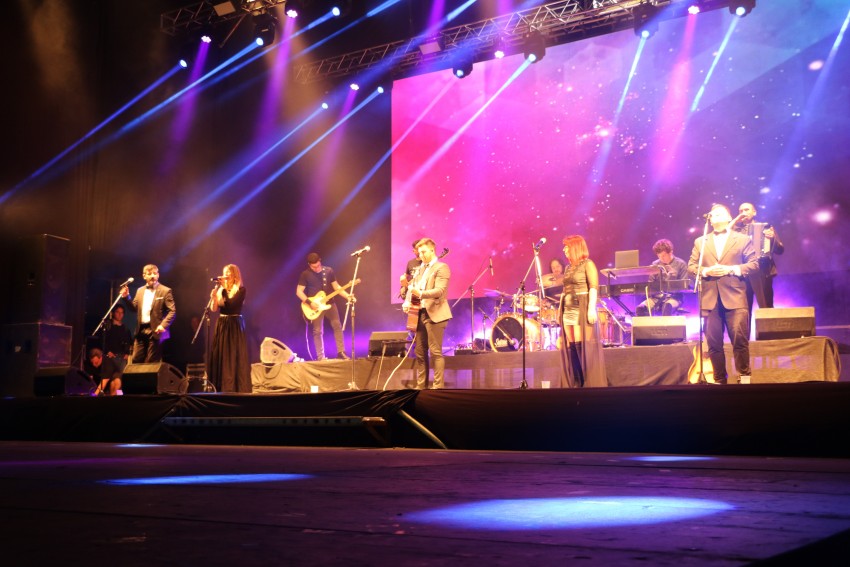 Humor, baile y canto para despedir la 48 edicin