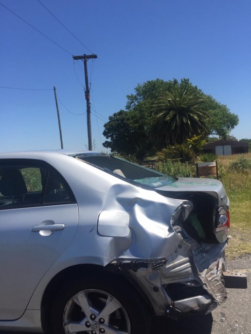 Circulaba en moto, chocó contra la parte trasera de un auto y resultó