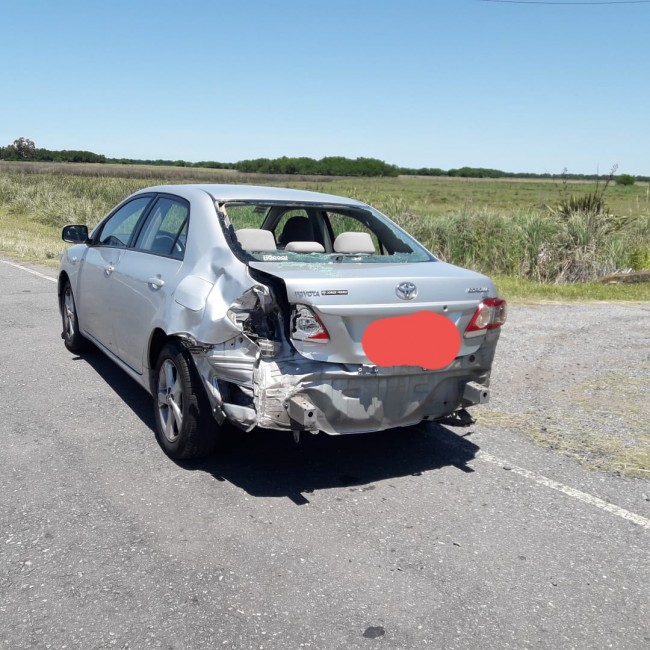Circulaba en moto, chocó contra la parte trasera de un auto y resultó