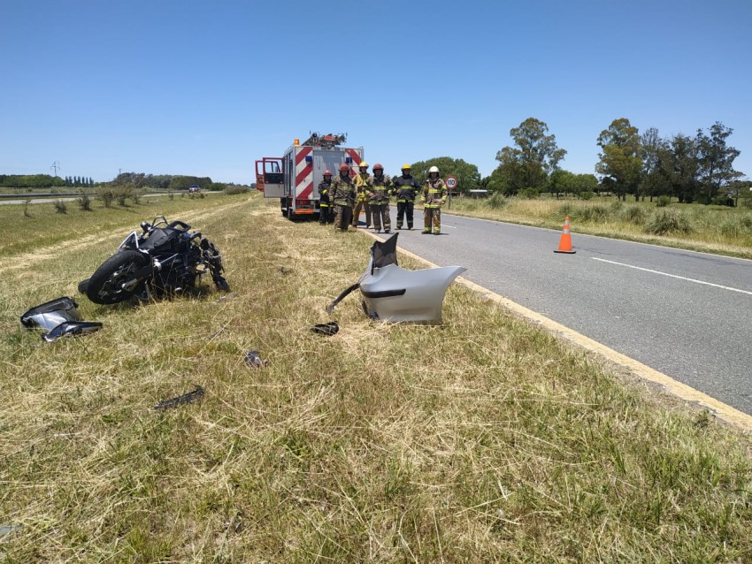 Circulaba en moto, chocó contra la parte trasera de un auto y resultó