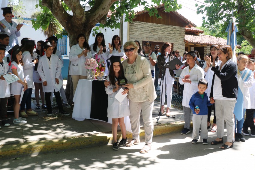 Continan los egresos y los reconocimientos a los alumnos destacados