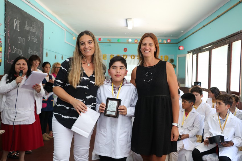 Continan los egresos y los reconocimientos a los alumnos destacados