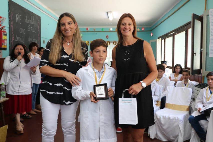 Continan los egresos y los reconocimientos a los alumnos destacados