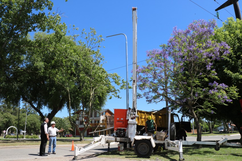 Remplazaron luminarias que habían sido dañadas en accidentes viales