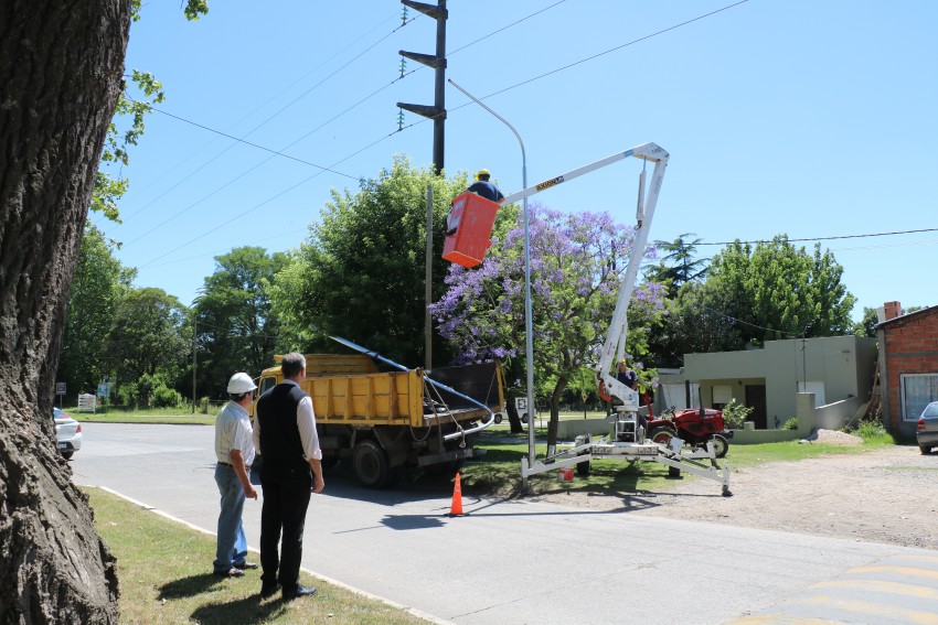 Remplazaron luminarias que habían sido dañadas en accidentes viales