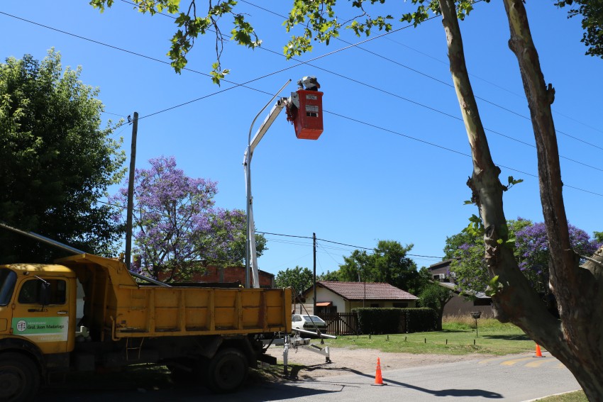 Remplazaron luminarias que habían sido dañadas en accidentes viales